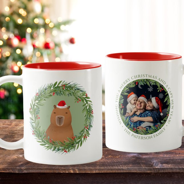 Tasse 2 Couleurs Funny Capybara Père Noël Photo personnalisée de No (Make your holiday extra special and memorable with our festive capybara coffee mug.)