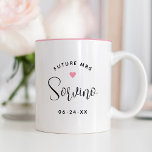 Tasse 2 Couleurs Futur Mme Personnalisée Mariage de nom de script n<br><div class="desc">La tasse à café mariage féminine "Future Mrs" personnalisée comporte un texte en script noir moderne qui peut être personnalisé avec le nom de famille de la mariée et la date du mariage. Comprend un accent de coeur rose mignon. Fait un cadeau parfait à la future mariée !</div>