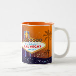 Tasse 2 Couleurs Glam Las Vegas Mariage monogramme<br><div class="desc">Sympathique signe Las Vegas silhouettes de palmier tropical étoiles scintillantes violet & orange arrière - plan illustré sur mesure Wedding Gift ou Keepsaké Mugs. Des tasses personnalisées spéciales que vous pouvez personnaliser pour votre fiançailles, mariage ou anniversaire à thème Las Vegas. (Vous pouvez trouver les essentiels et les faveurs mariages...</div>