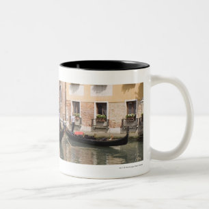 Tasse 2 Couleurs Gondoles dans un canal, Venise, Italie