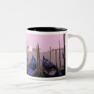 Tasse 2 Couleurs Gondoles prêtes pour les touristes à Venise Italie