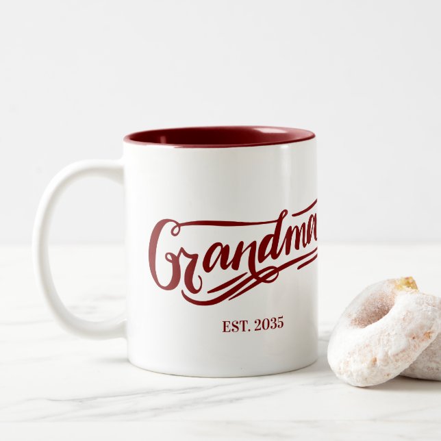 Tasse 2 Couleurs Grandma Est. Calligraphy Script Soon-To-Be Grandma (Avec donut)