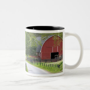 Tasse 2 Couleurs Grange rouge et ferme près de Berlin, Ohio.