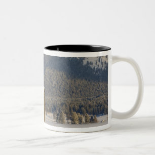 Tasse 2 Couleurs Grange rustique et balles de foin après une neige 