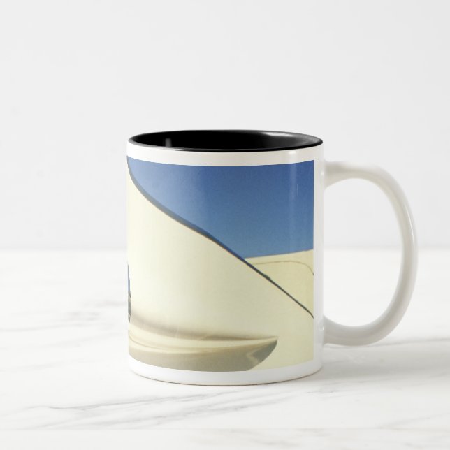 Tasse 2 Couleurs Graphique : Gros plan sur l'aileron et le feu arri (Droit)