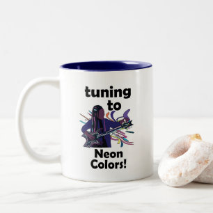 Tasse 2 Couleurs Guitariste accordant sur la fête de couleurs néon