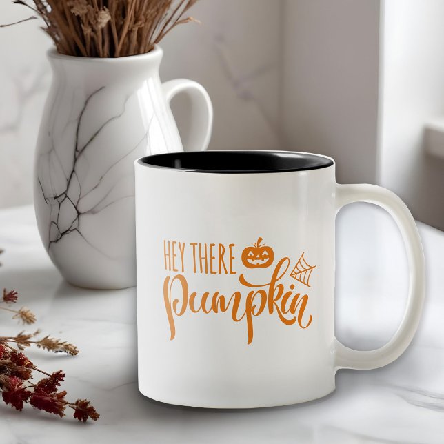 Tasse 2 Couleurs Halloween Hey There Citrouille (The design features text that says "Hey there, pumpkin," perfect for those fall mornings)