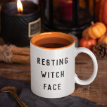 Tasse 2 Couleurs Halloween visage de la sorcière de repos<br><div class="desc">Servez une tasse de votre "brasse" préférée dans notre drôle de tasse d'Halloween. Le design présente un "visage de sorcière reposant" en lettres noires modernes. On l'aime dans le style bicolore avec une décoration festive d'orange d'Halloween.</div>