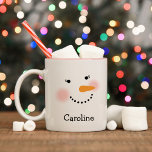 Tasse 2 Couleurs Happy Snowman visage Personnalisé Nom Fête<br><div class="desc">Un joli café de vacances ou une tasse de cacao chaud présente un joyeux visage de bonhomme de neige d'hiver (femme des neiges) avec des joues roses chaudes, nez de carotte, yeux avec de jolis cils, et le sourire fait de charbon. Couleurs design blanc neige, noir, rose et orange. Personnalisez...</div>