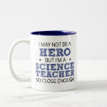 Tasse 2 Couleurs Héros de professeur de sciences Humour nouveauté<br><div class="desc">Je ne suis peut-être pas un héros,  mais je suis un professeur de sciences si proche de l'art du mot humoristique en sans-serif et en croix de doodle en lettres de caractères en noir et bleu foncé avec deux étoiles d'accent en détresse.</div>