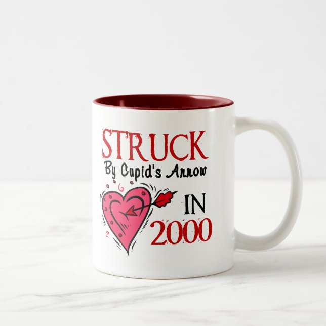Tasse 2 Couleurs Heurté par la flèche du cupidon en 2000 (Droit)