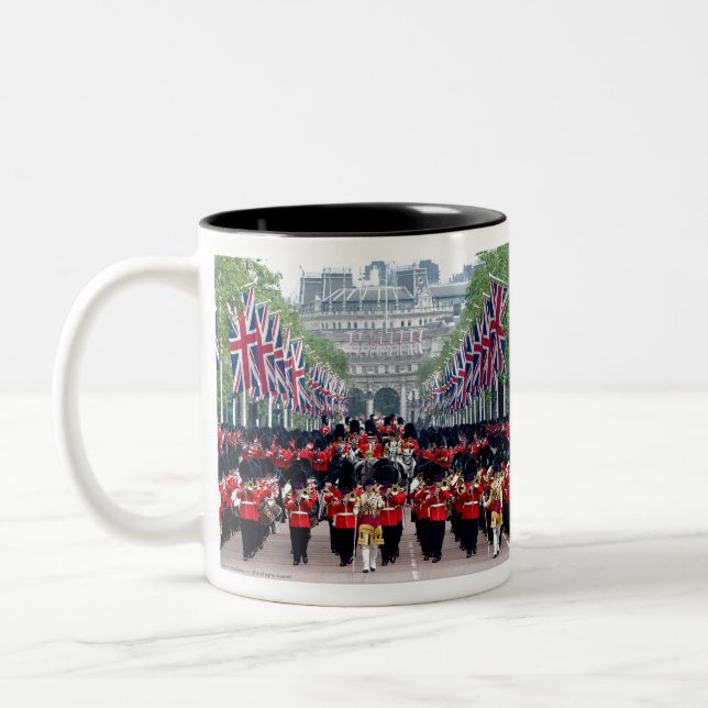 Tasse 2 Couleurs HM Queen Elizabeth Trooping de la Couleur Londres (Gauche)