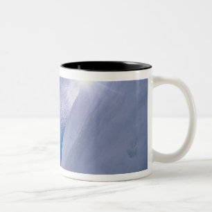 Tasse 2 Couleurs Homme volant dans les airs sur un snowboard avec