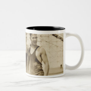 Tasse 2 Couleurs Hommes se tenant sur la plage