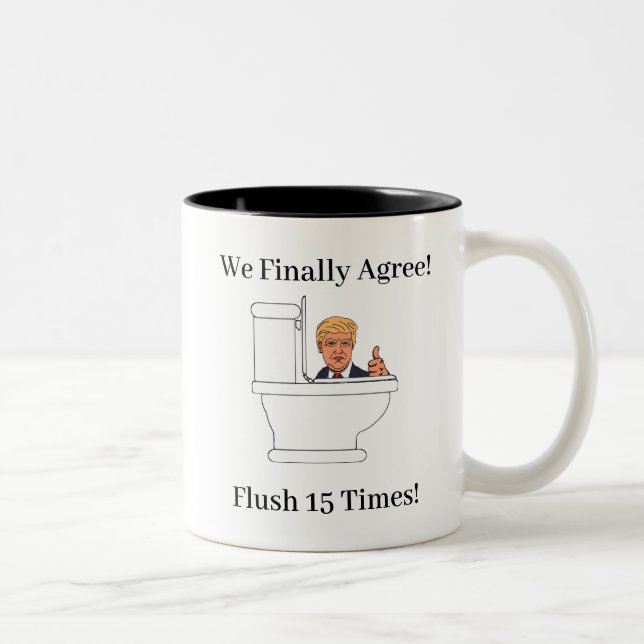 Tasse 2 Couleurs humour de chasse d'eau anti-Trump (Droit)