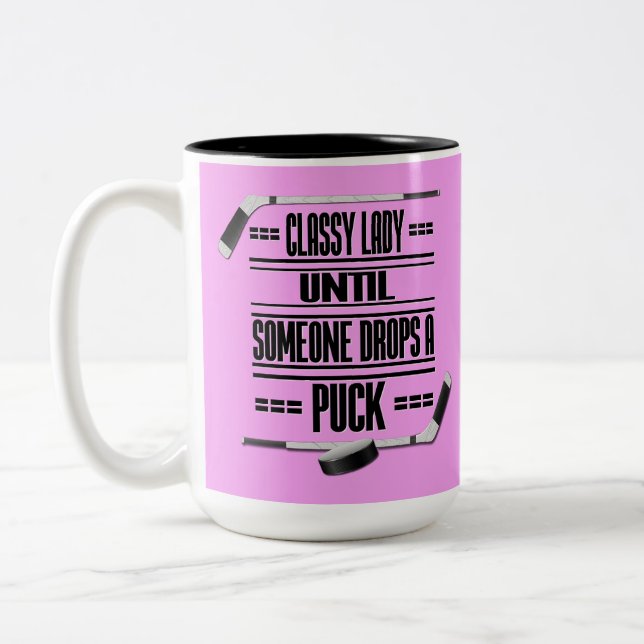 Tasse 2 Couleurs Humour de hockey féminin classique rose (Gauche)