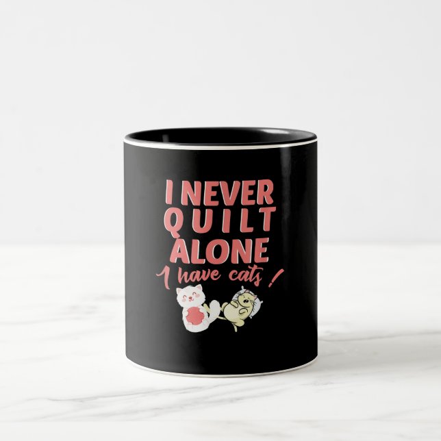 Tasse 2 Couleurs I Never Quilt Alone (Centre)