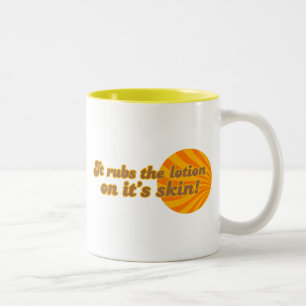 Tasse 2 Couleurs Il met la lotion sur sa peau