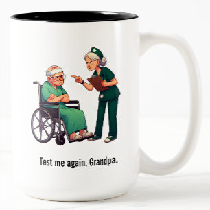 Tasse 2 Couleurs Infirmière en colère qui s'occupe d'un patient âgé