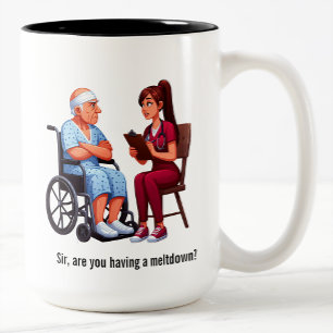 Tasse 2 Couleurs Infirmière face à un patient âgé imbu de lui-même