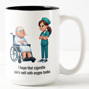 Tasse 2 Couleurs Infirmière grincheuse contre senior fumeur
