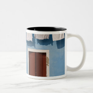 Tasse 2 Couleurs Italie, Burano. Linge pendu et fenêtres le long