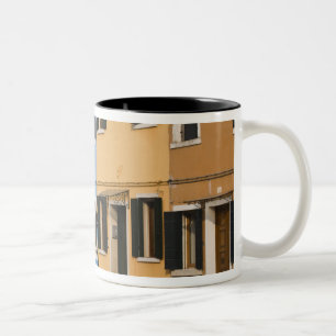 Tasse 2 Couleurs Italie, Burano. Rangée colorée de maisons et rue v