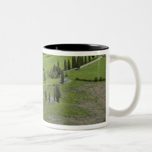 Tasse 2 Couleurs Italie, Toscane. La Foce. Une route courbe serpent