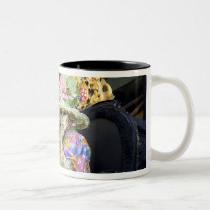 Tasse 2 Couleurs Italie, Venise. Couple habillé en costumes pour