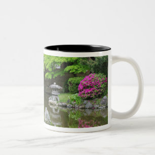 Tasse 2 Couleurs Japon, Kyoto. Héron dans des feuilles vertes fraîc