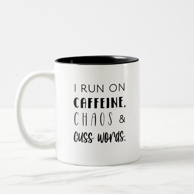 Tasse 2 Couleurs Je cours sur la caféine, le chaos & coussins mots  (Gauche)