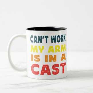 Tasse 2 Couleurs Je ne peux pas travailler mon bras est dans une fo