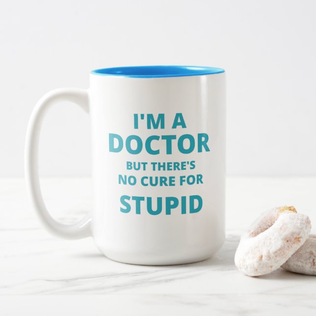 Tasse 2 Couleurs "Je suis un DOCTEUR mais là aucun traitement pour" (Avec donut)