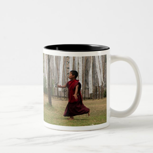Tasse 2 Couleurs Jeune moine et drapeaux de prière (Droit)