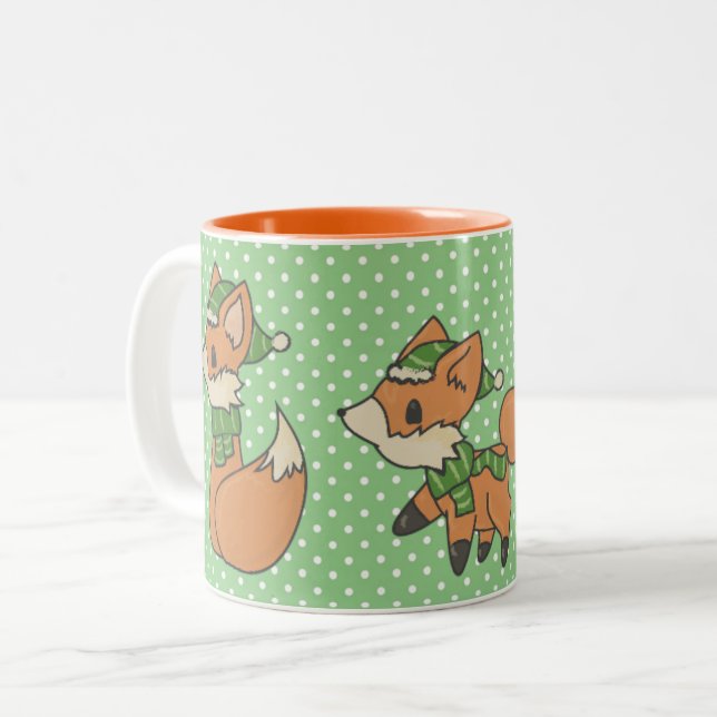 Tasse 2 Couleurs Joli renard d'hiver sur Polka vert point (Devant gauche)