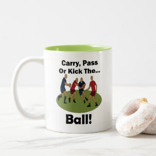 Tasse 2 Couleurs Joueur de rugby porter la passe ou botter le ballo