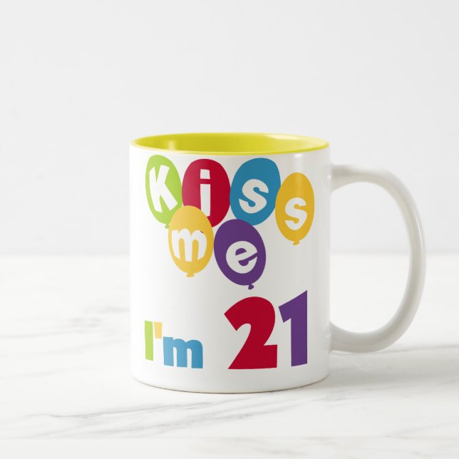 Tasse 2 Couleurs Kiss Me I'm 21 Anniversaire T-shirts et cadeaux (Droit)