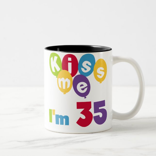Tasse 2 Couleurs Kiss Me I'm 35 Anniversaire T-shirts et GIfts (Droit)