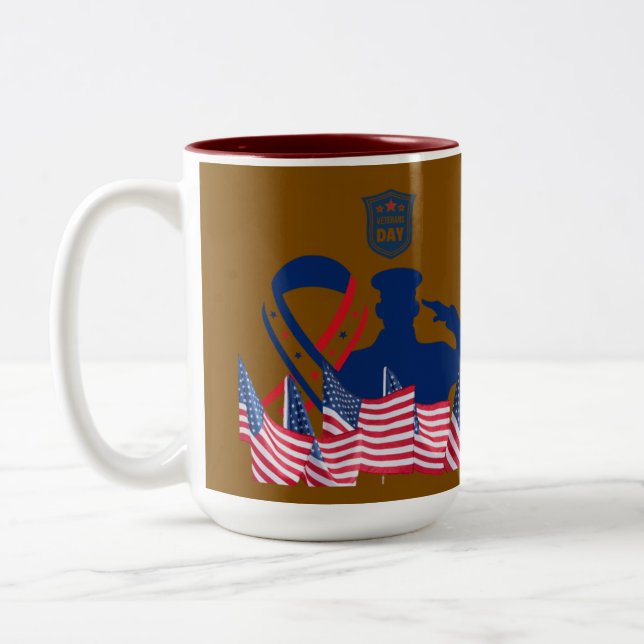 Tasse 2 Couleurs La bannière d'honneur marron (Gauche)