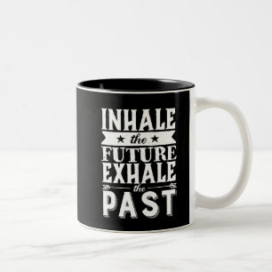 Tasse 2 Couleurs La citation de motivation inhalent l'avenir