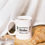 Tasse 2 Couleurs La cuisine moderne de grand-mère est toujours ouve<br><div class="desc">Bienvenue dans la cuisine de grand-mère, où l'amour et la chaleur sont toujours au menu ! Dégustez votre grand-mère préférée avec ce cadeau de charme de Zazzle. Que ce soit pour la Fête des Mères, son anniversaire, ou juste pour témoigner de sa gratitude, cet article réfléchi va certainement lui apporter...</div>