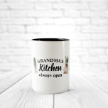 Tasse 2 Couleurs La cuisine moderne de grand-mère est toujours ouve<br><div class="desc">Bienvenue dans la cuisine de grand-mère, où l'amour et la chaleur sont toujours au menu ! Dégustez votre grand-mère préférée avec ce cadeau de charme de Zazzle. Que ce soit pour la Fête des Mères, son anniversaire, ou juste pour témoigner de sa gratitude, cet article réfléchi va certainement lui apporter...</div>