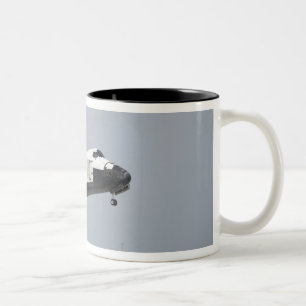 Tasse 2 Couleurs La découverte de navette spatiale approche