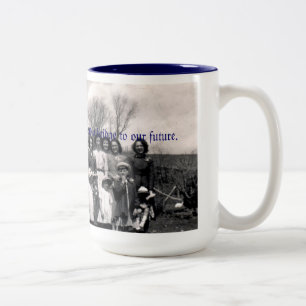 Tasse 2 Couleurs La famille est un lien à notre passé, et un pont…