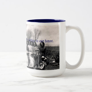 Tasse 2 Couleurs La famille est un lien à notre passé, et un pont…