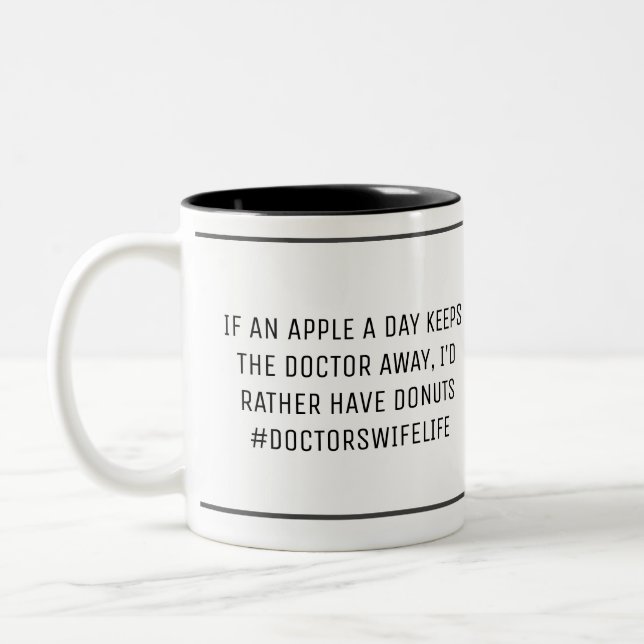 Tasse 2 Couleurs La Femme du Docteur Funny Apple Un Jour (Gauche)