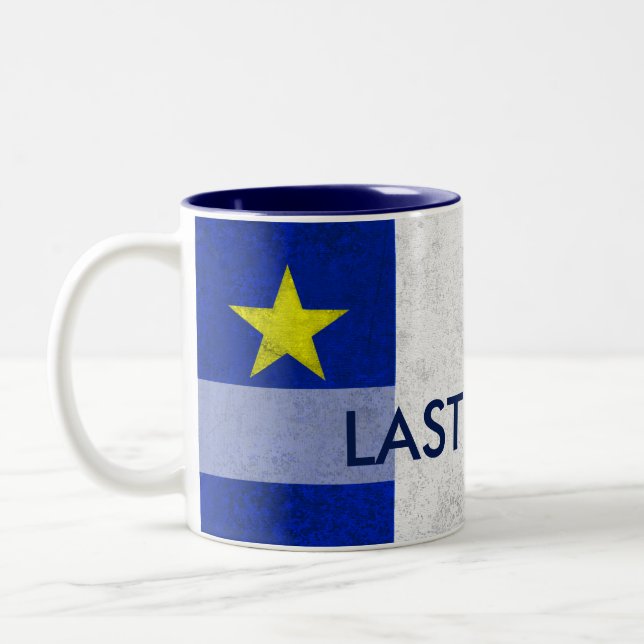 Tasse 2 Couleurs La grunge affligée par nom de famille acadien de (Gauche)