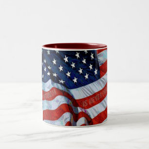 Tasse 2 Couleurs La liberté de drapeau américain n'est jamais tas