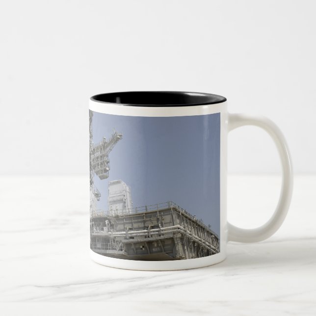 Tasse 2 Couleurs La plateforme de lancement mobile est en cours de  (Droit)