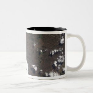 Tasse 2 Couleurs La plume se lève du volcan de Nyiragongo dans le